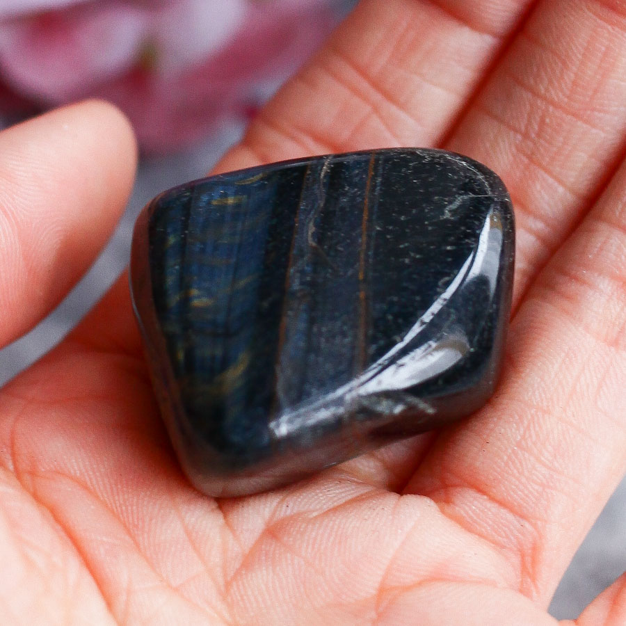 Соколиный глаз в форме гальки