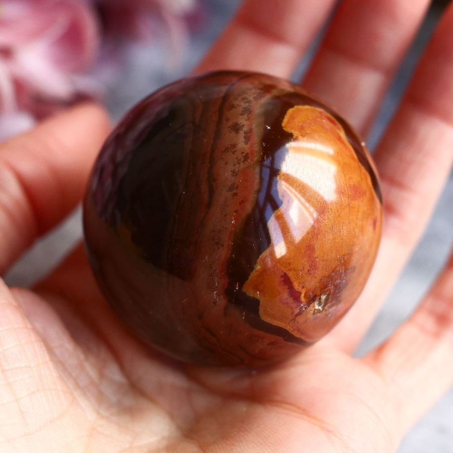 Полихромная яшма в форме шара