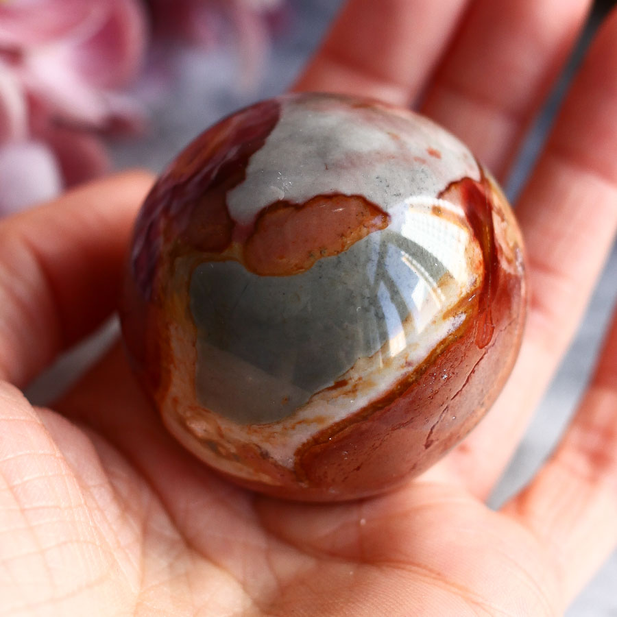 Полихромная яшма в форме шара