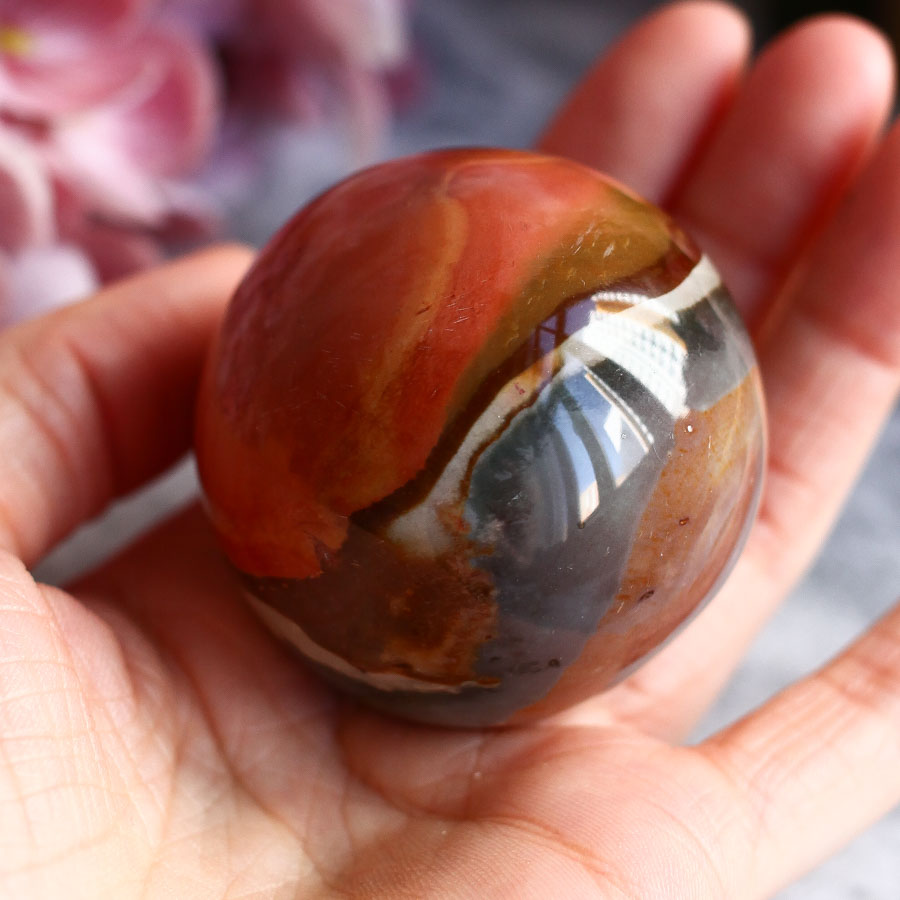 Полихромная яшма в форме шара