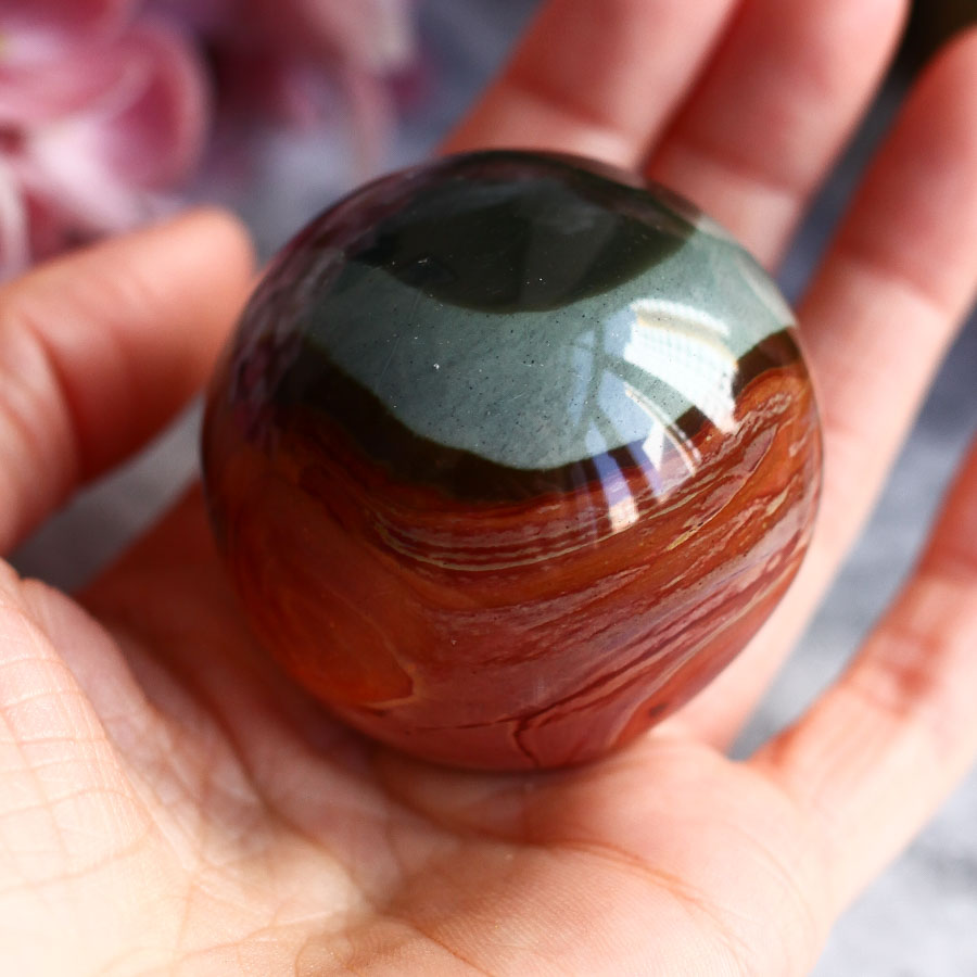 Полихромная яшма в форме шара