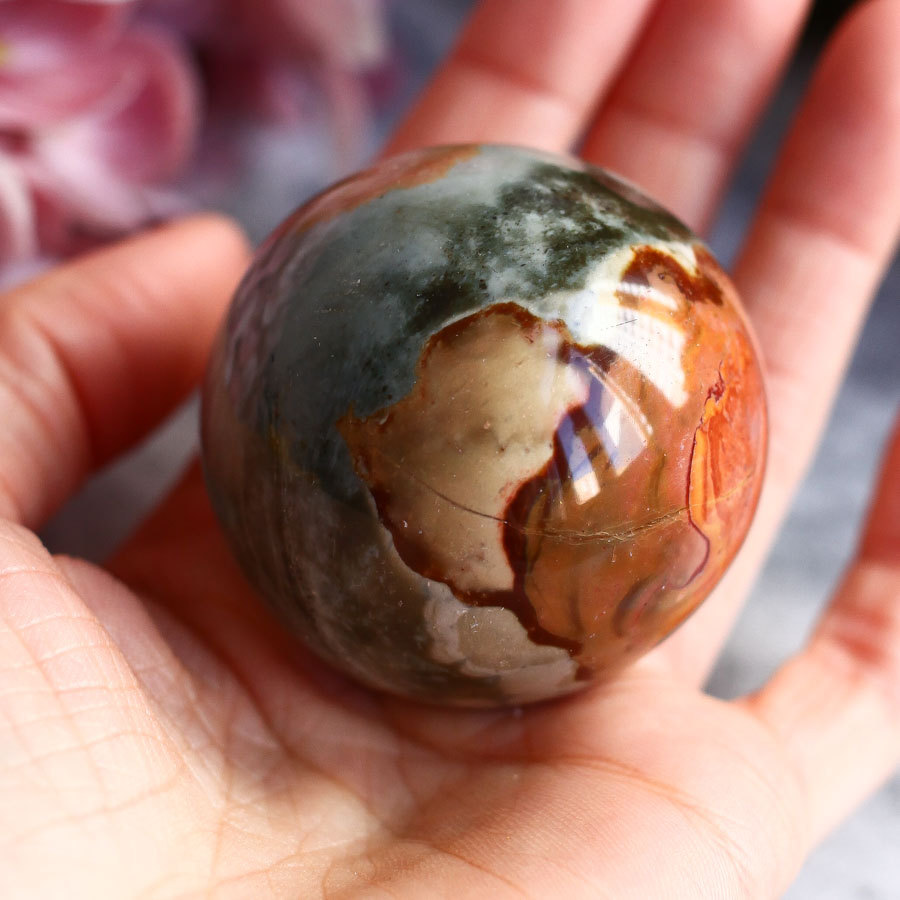 Полихромная яшма в форме шара
