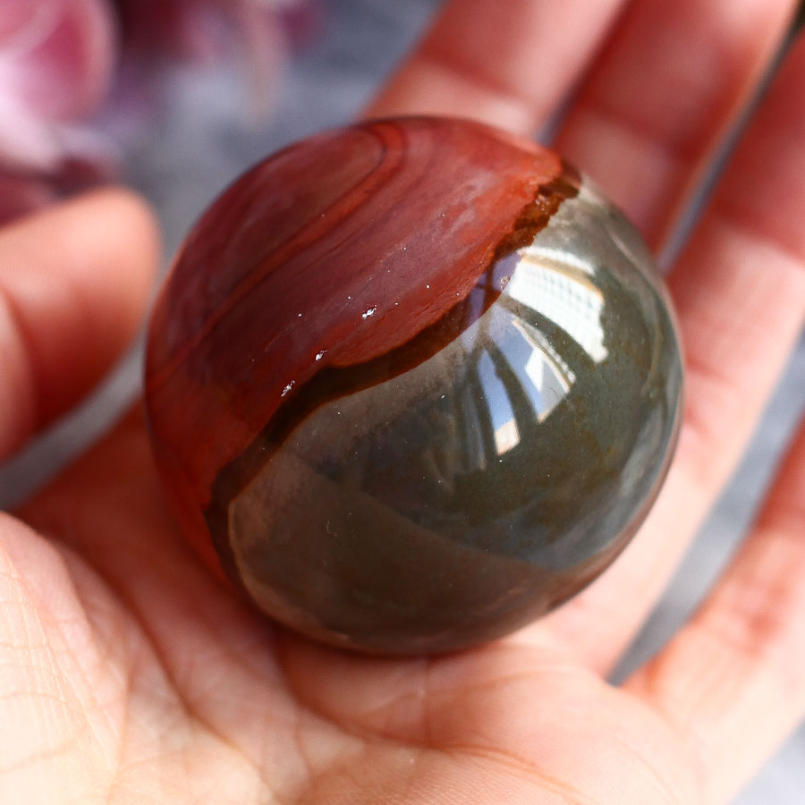 Полихромная яшма в форме шара