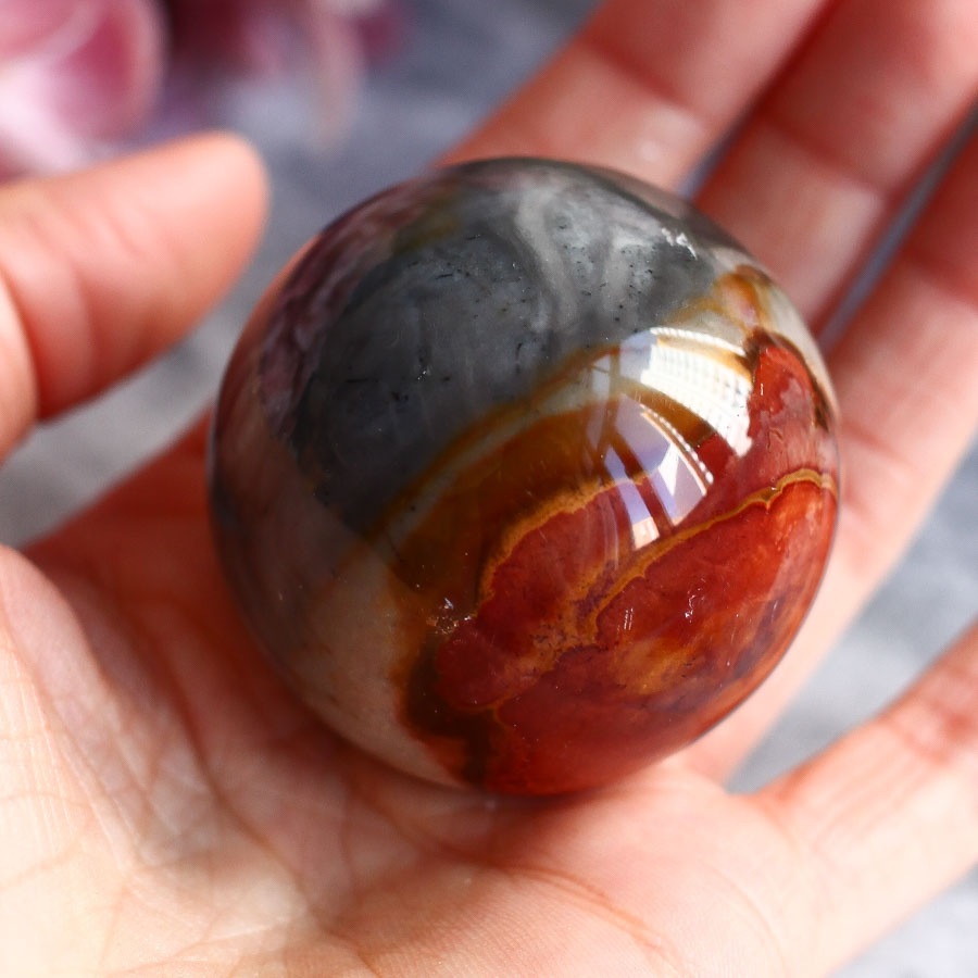 Полихромная яшма в форме шара