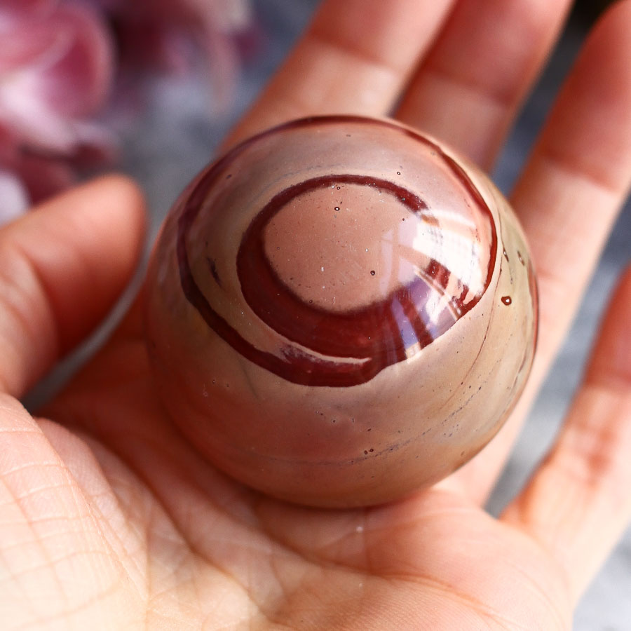 Полихромная яшма в форме шара