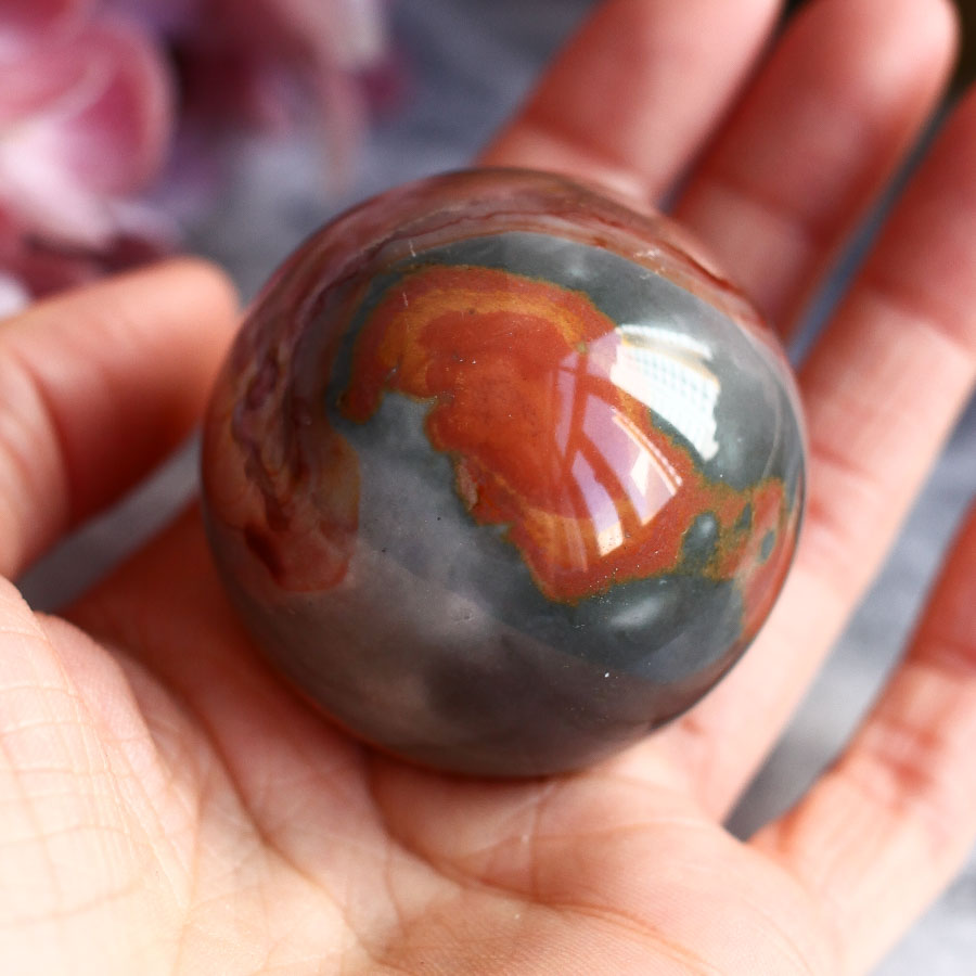 Полихромная яшма в форме шара