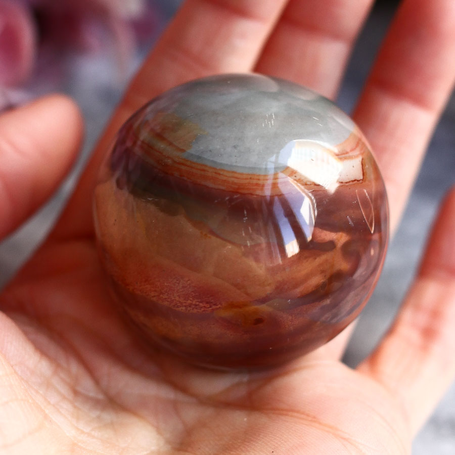 Полихромная яшма в форме шара