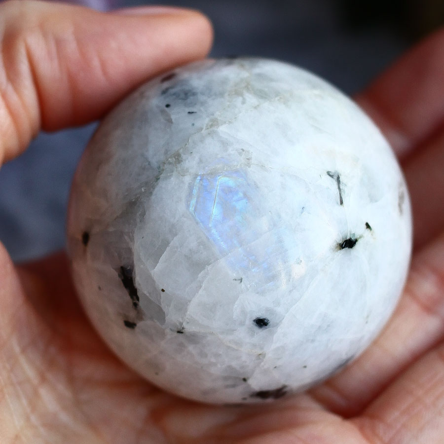 Лунный камень (плагиоклаз) в форме шара