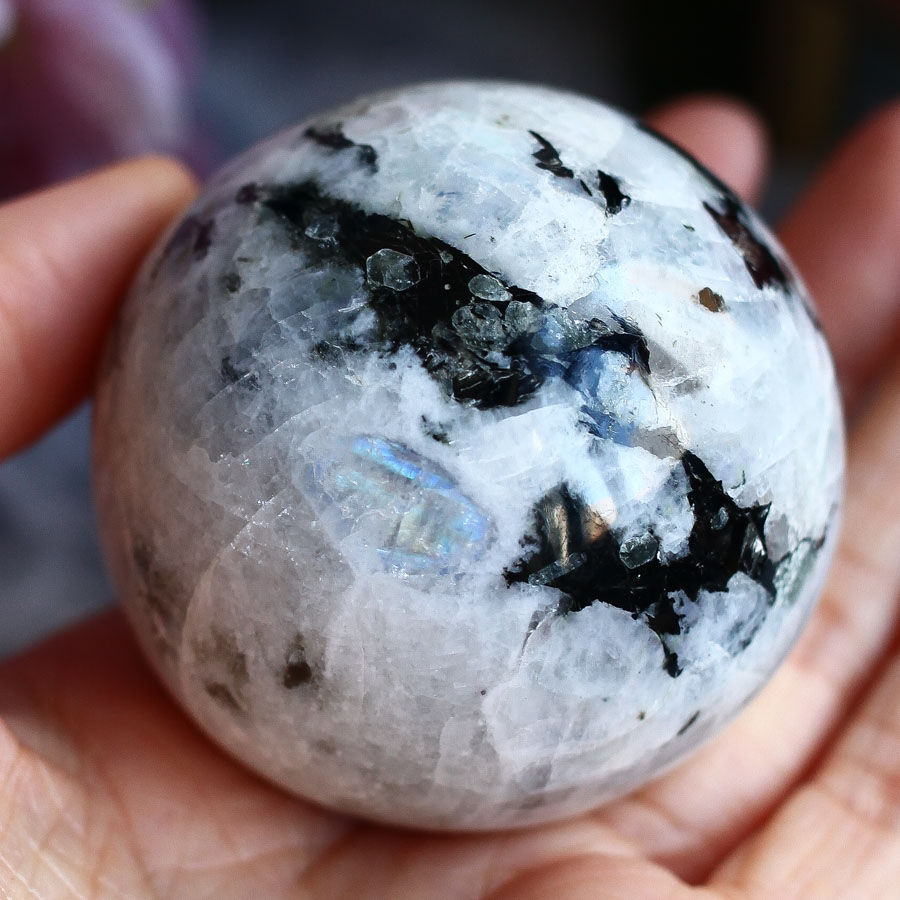 Лунный камень (плагиоклаз) в форме шара