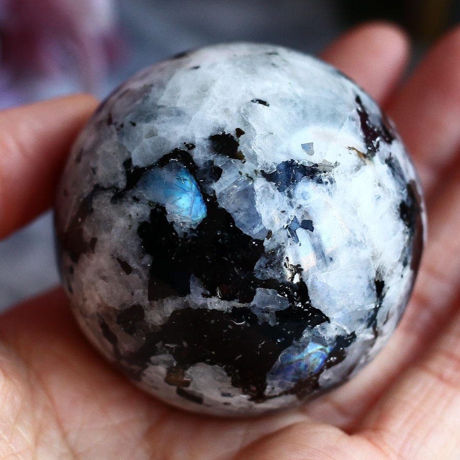 Лунный камень (плагиоклаз) в форме шара