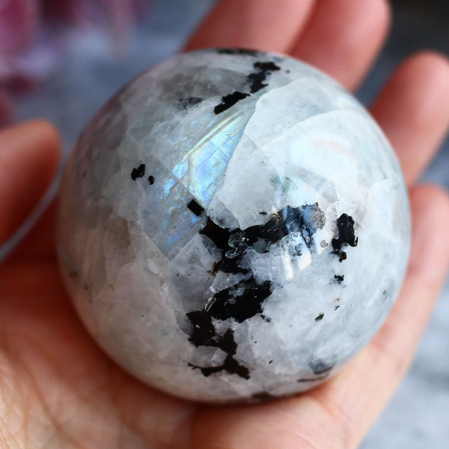 Лунный камень (плагиоклаз) в форме шара