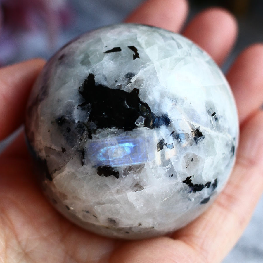 Лунный камень (плагиоклаз) в форме шара