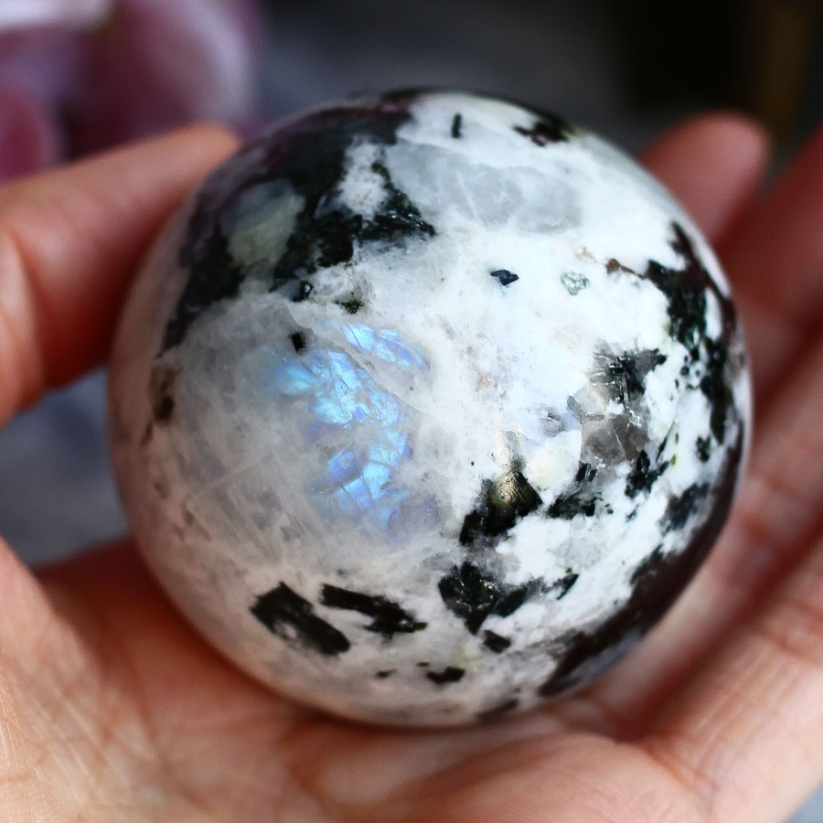 Лунный камень (плагиоклаз) в форме шара