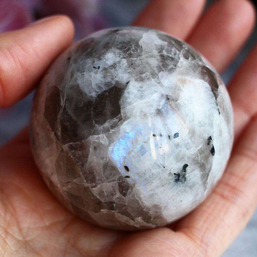 Лунный камень (плагиоклаз) в форме шара