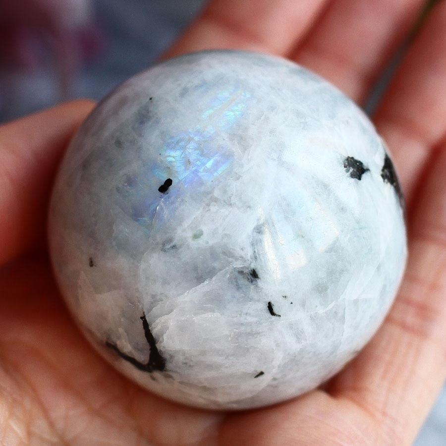Лунный камень (плагиоклаз) в форме шара