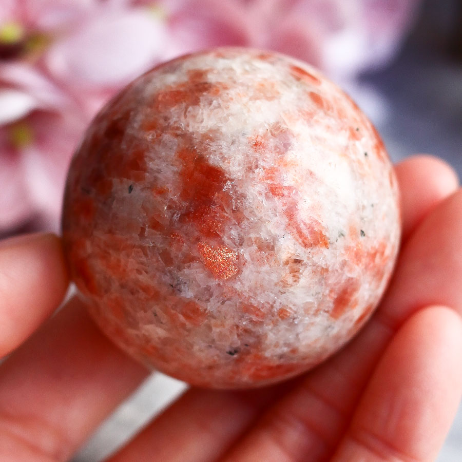 Солнечный камень (гелиолит) в форме шара