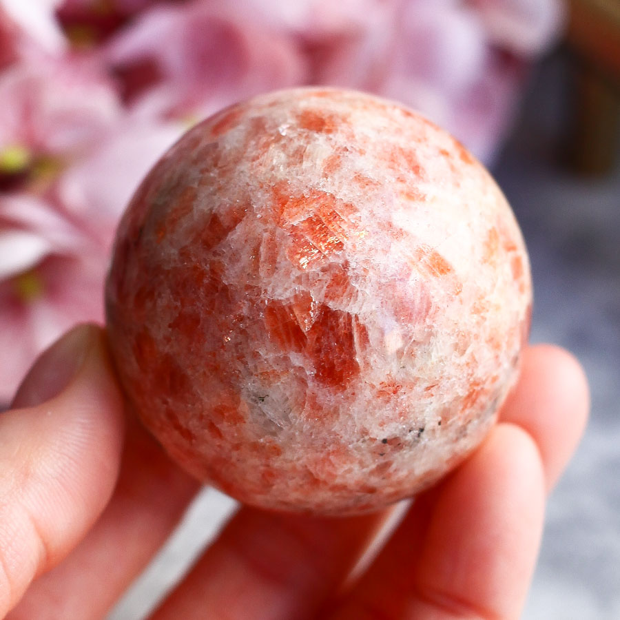 Солнечный камень (гелиолит) в форме шара