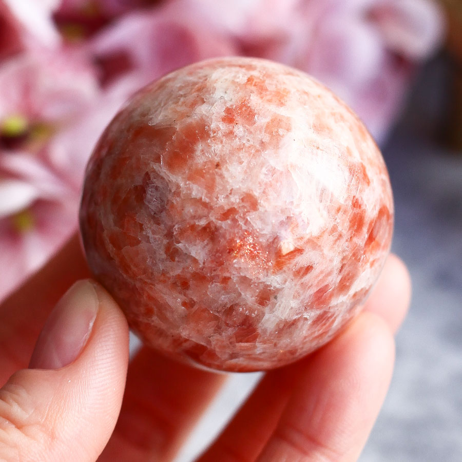 Солнечный камень (гелиолит) в форме шара