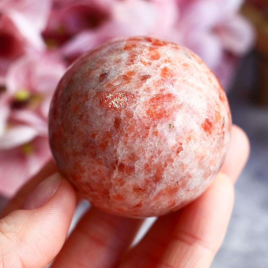 Солнечный камень (гелиолит) в форме шара