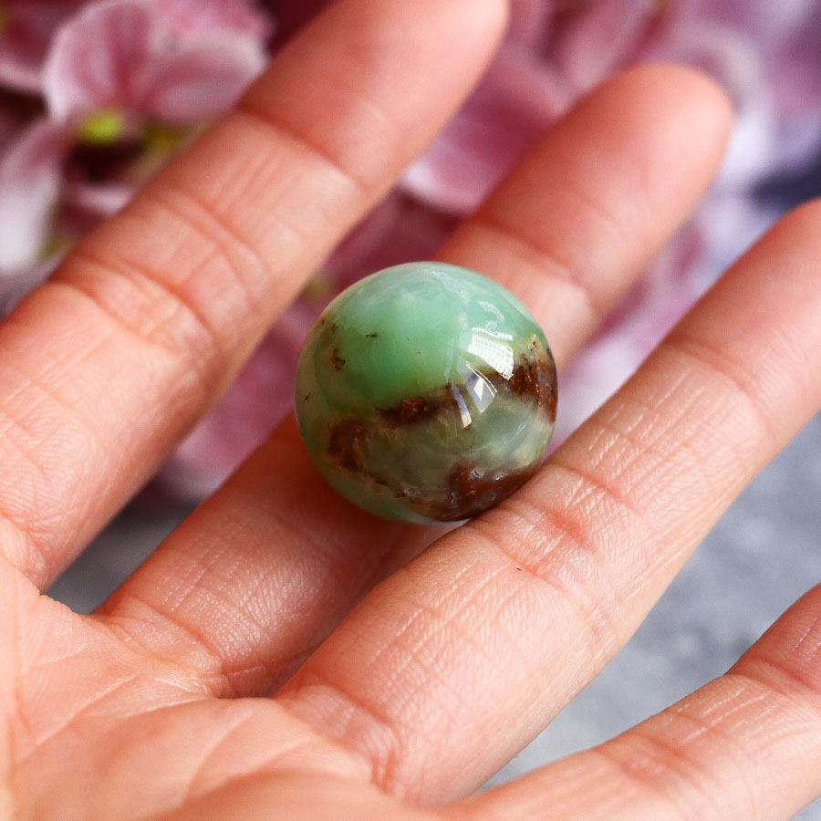 Хризопраз в форме шара