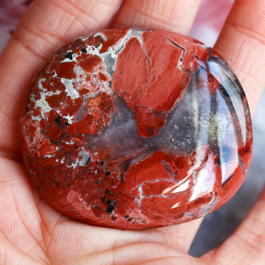 Брекчиевая яшма в форме гальки