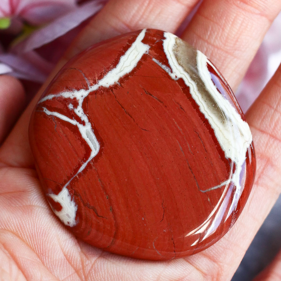 Брекчиевая яшма в форме гальки