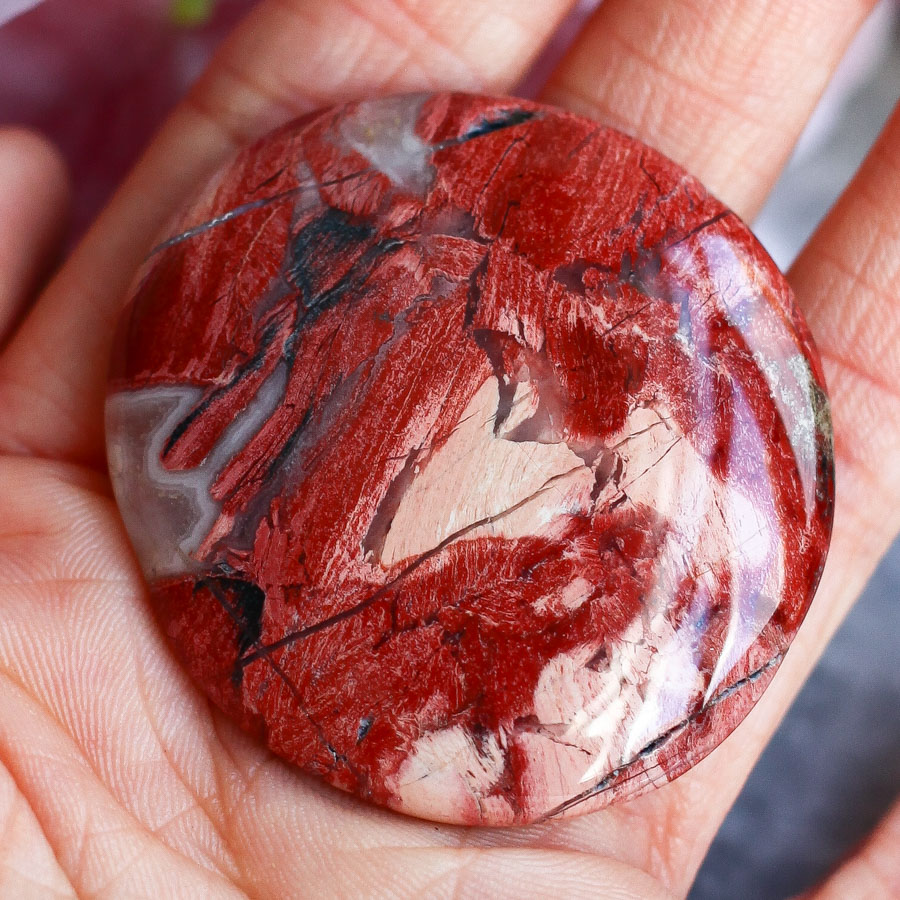 Брекчиевая яшма в форме гальки