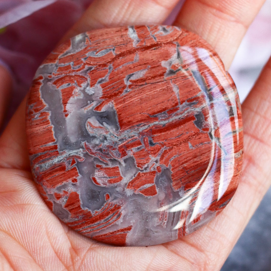 Брекчиевая яшма в форме гальки