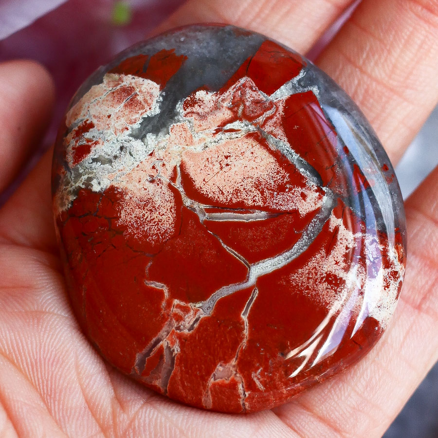 Брекчиевая яшма в форме гальки