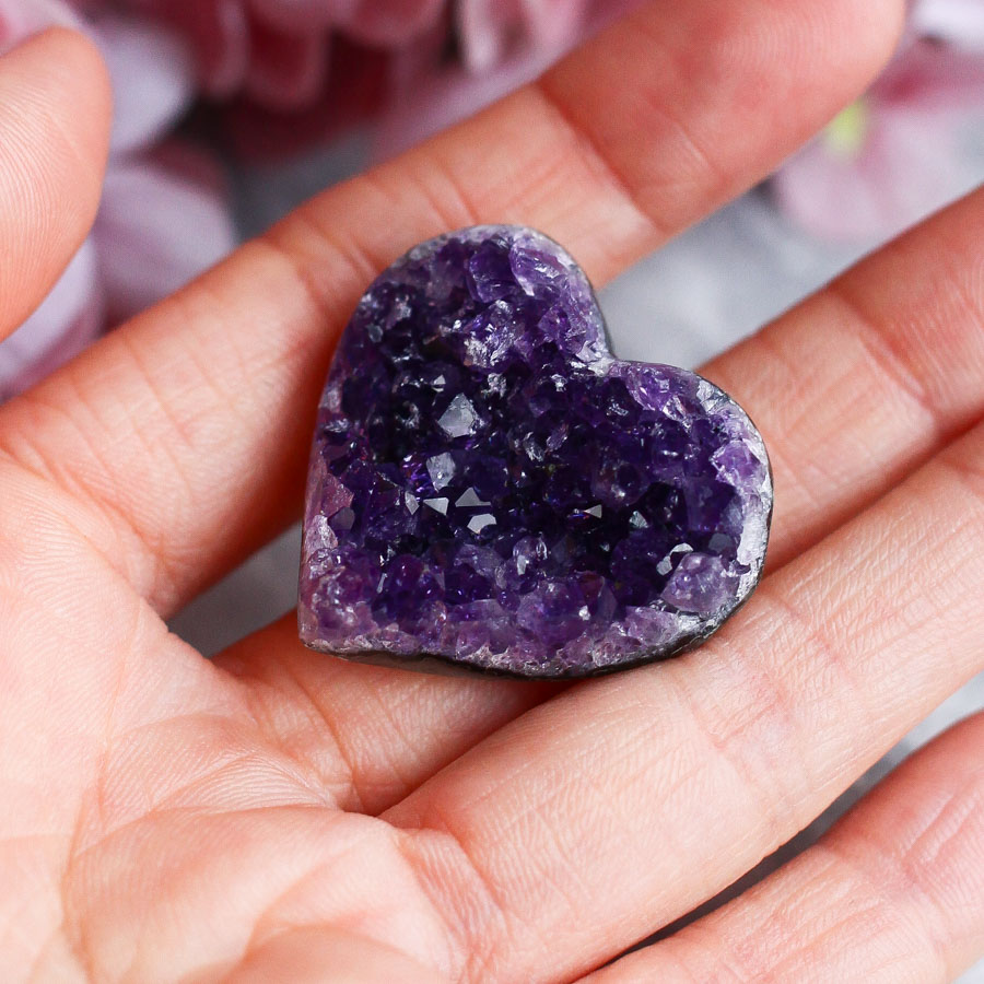 Друза аметиста в форме сердца