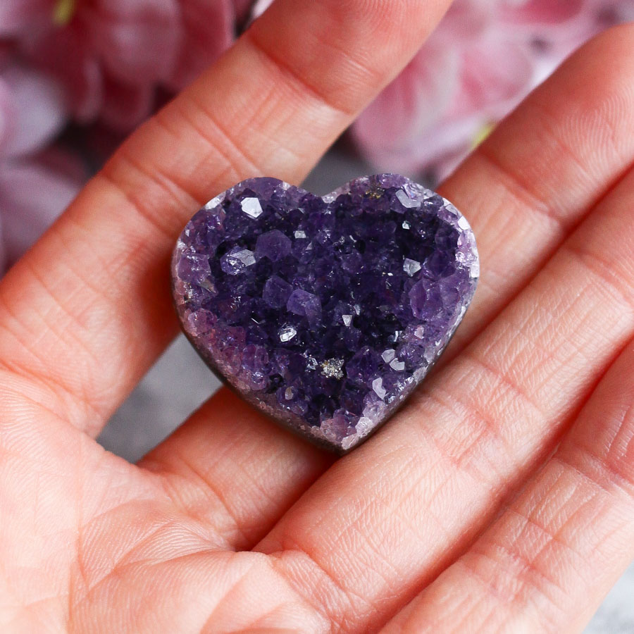 Друза аметиста в форме сердца