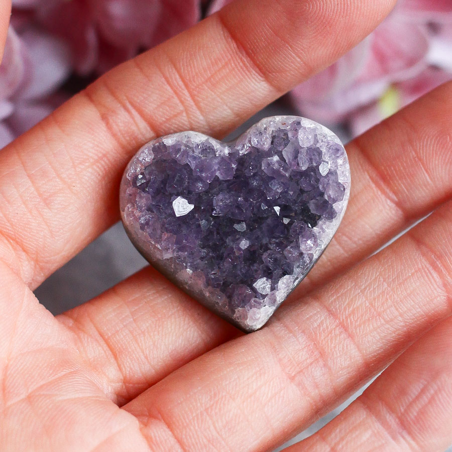 Друза аметиста в форме сердца