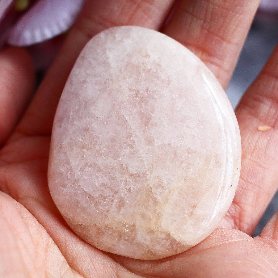 Морганит (розовый берилл) в форме гальки