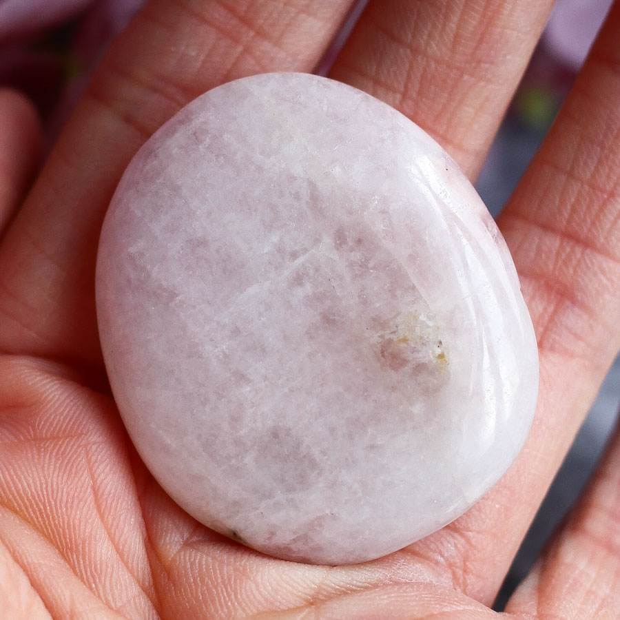 Морганит (розовый берилл) в форме гальки