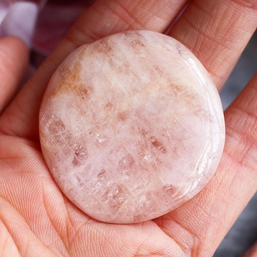 Морганит (розовый берилл) в форме гальки