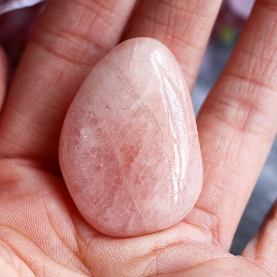 Морганит (розовый берилл) в форме гальки