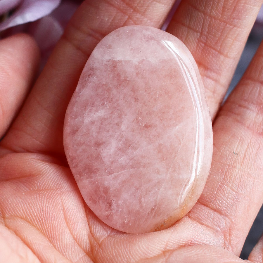 Морганит (розовый берилл) в форме гальки