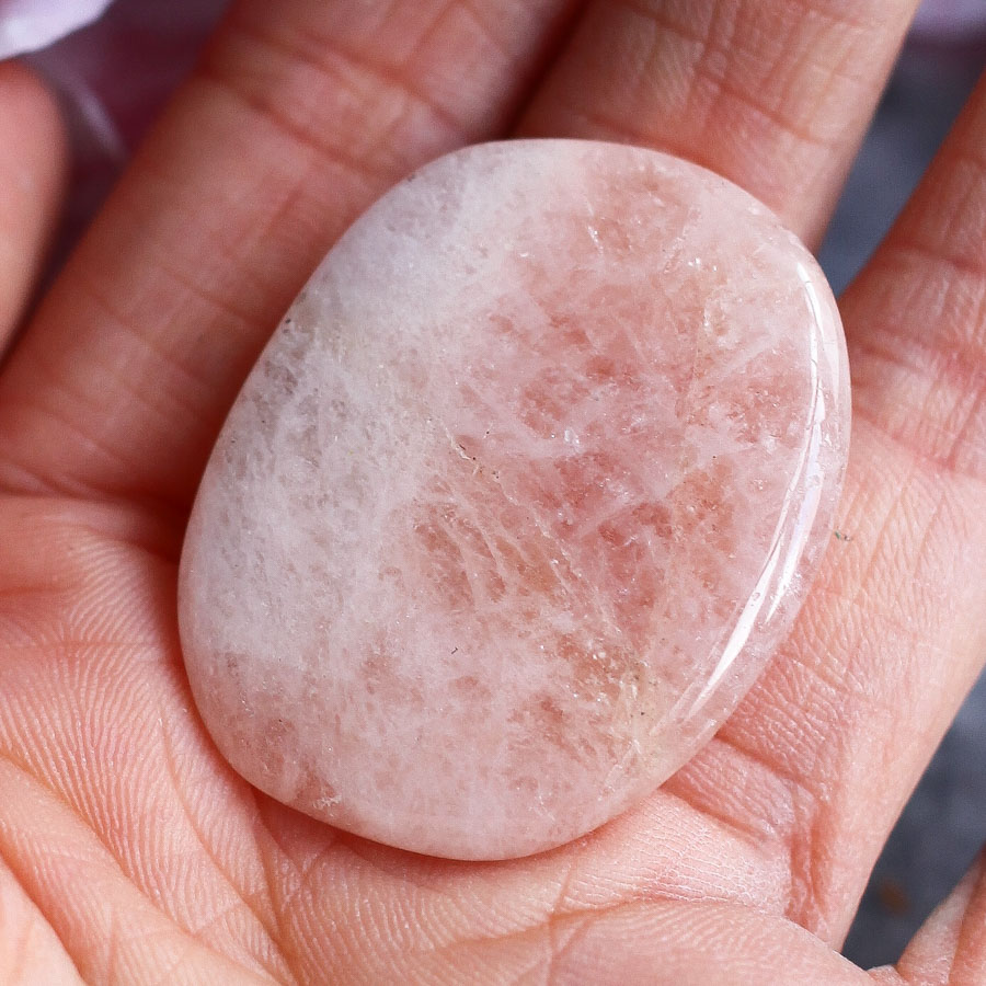 Морганит (розовый берилл) в форме гальки