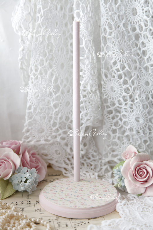 Деревянная, розовая подставка для кукол и мишек.