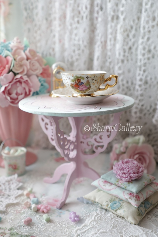 Деревянный, кукольный стол.