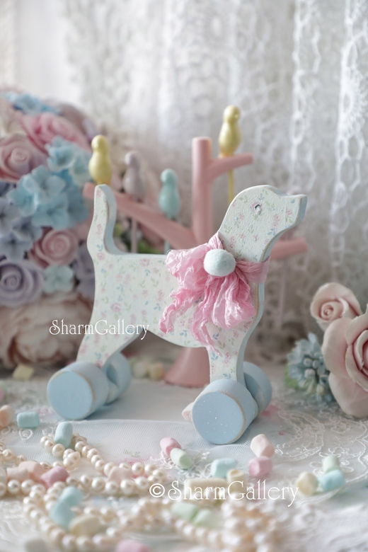 Деревянная игрушка на колесиках "Голубой щенок".