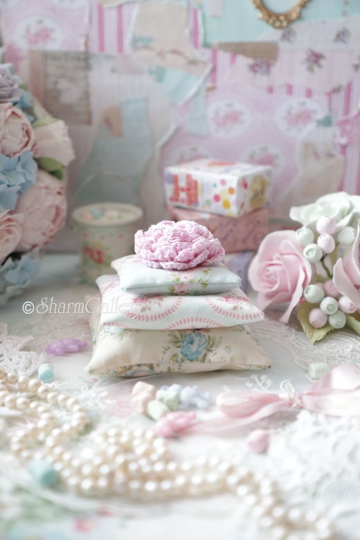 Набор подушек +вязаная роза для кукол и мишек. Ручная работа.