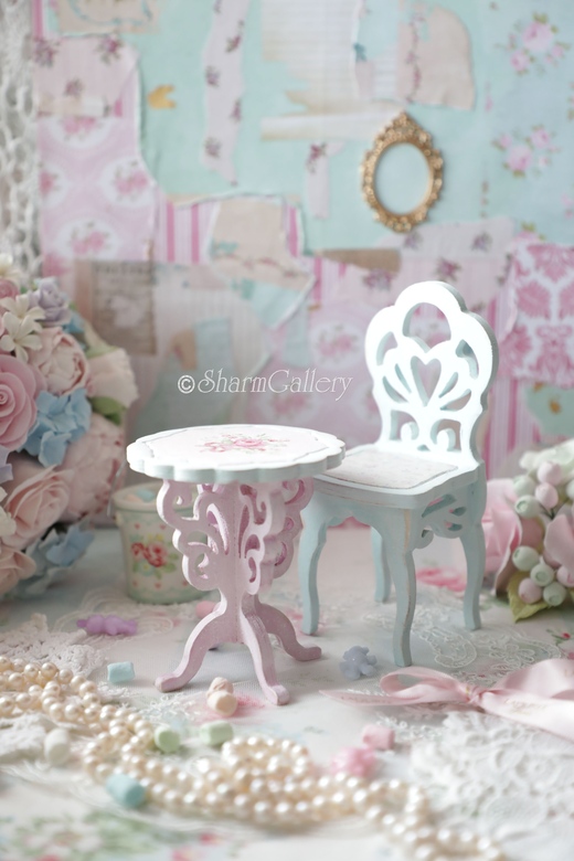 Набор кукольной мебели стул и стол.