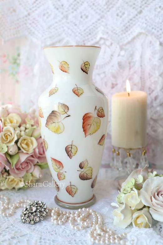 Ваза для цветов "Осень" 27см. молочное стекло, роспись. СССР. Дефект.