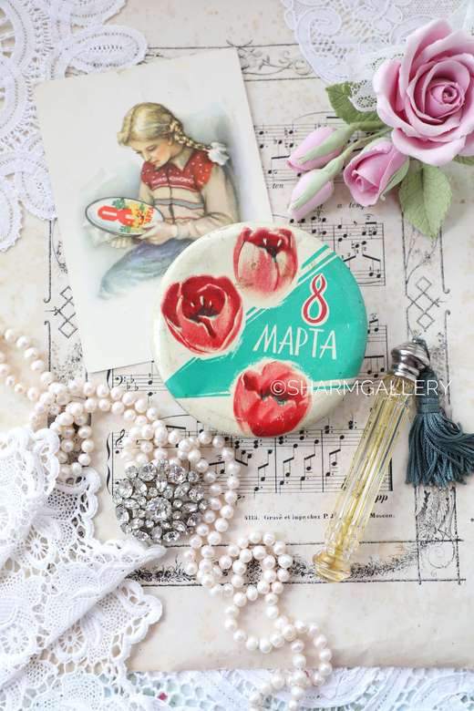 Старинная жестяная круглая банка "8 марта" СССР.