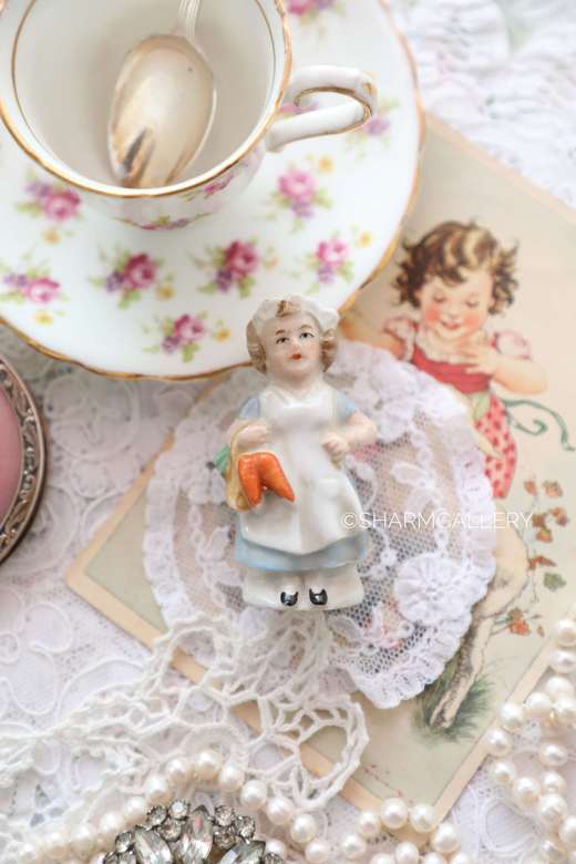 Солонка из серии "Бюргеры" №5. Дама с морковкой, фарфор. Винтаж, Германия.