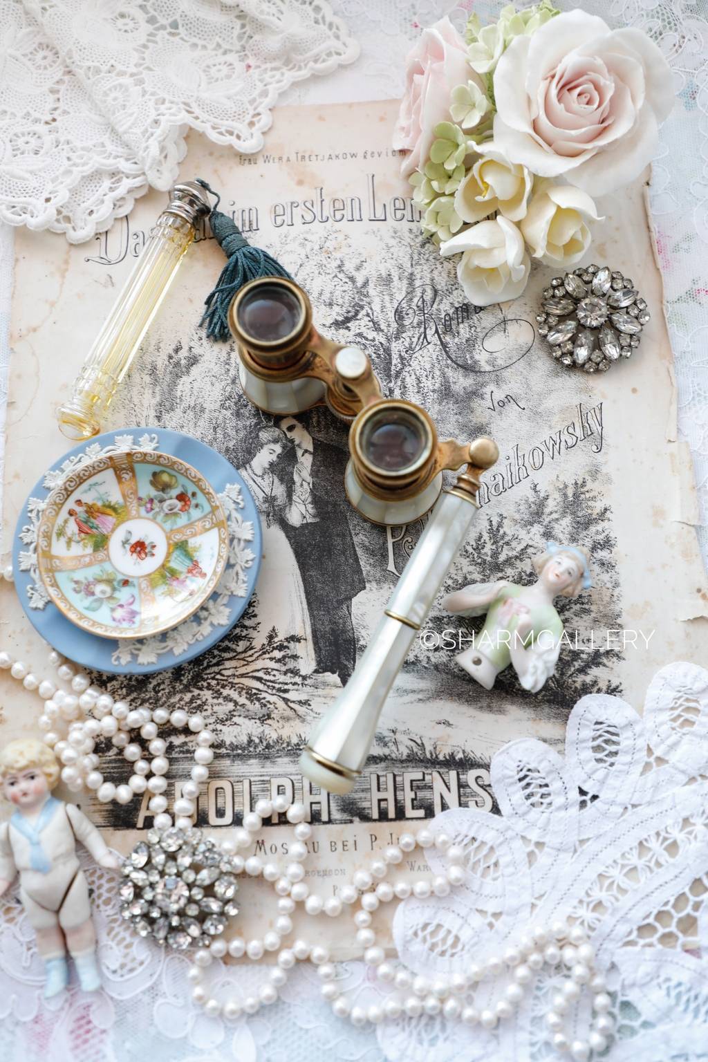 Старинный, театральный бинокль - лорнет. Перламутр.