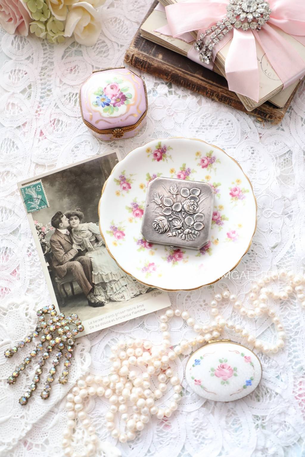 Винтажная пудреница "Розы" , серебрение, з-д "Металлодеталь", СССР.