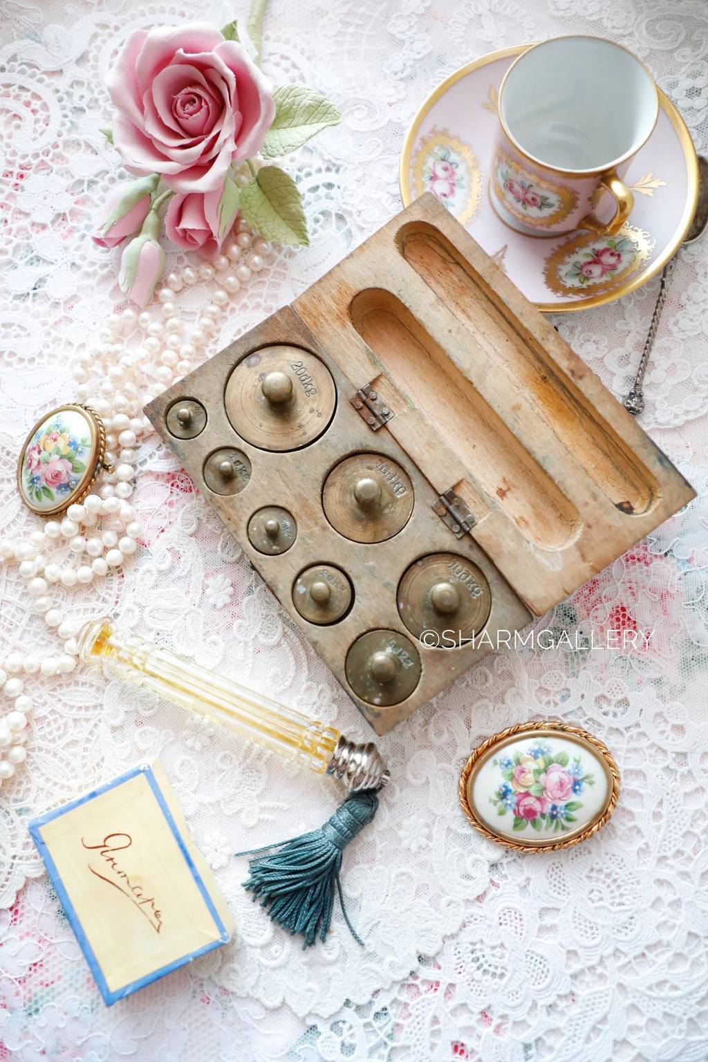 Старинный набор разновесов №5. Гири бронза в ДЕКАГРАММ, деревянная коробка.