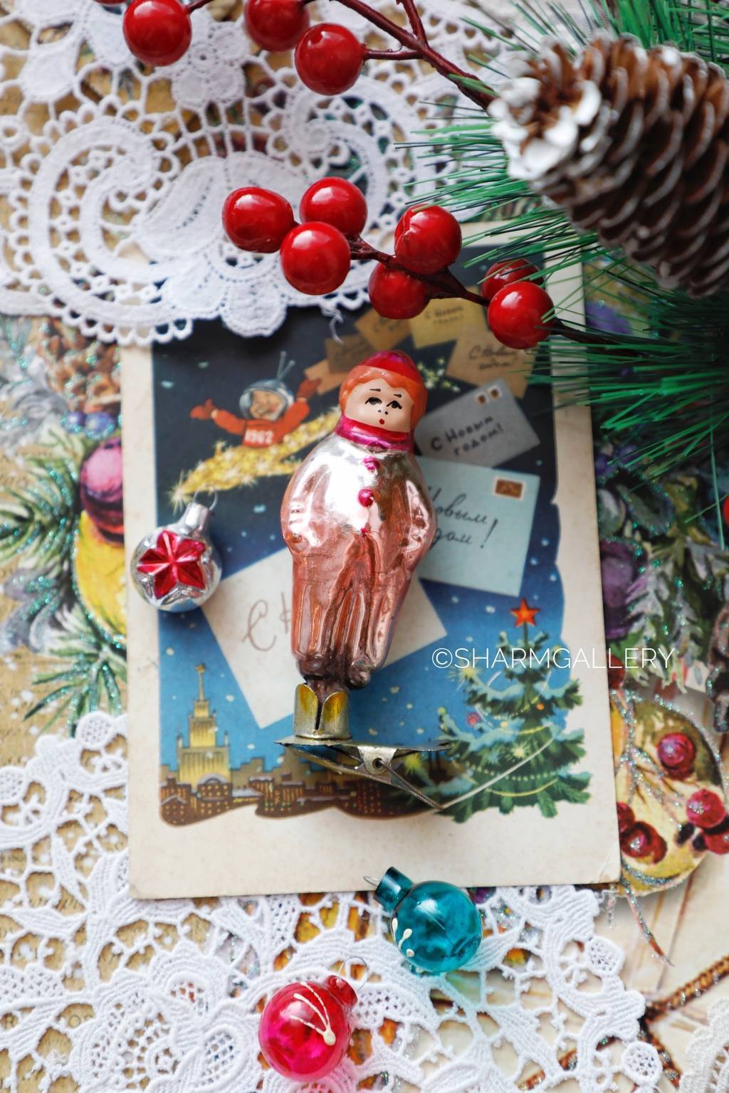 Ребенок в беретке. №6. Елочная игрушка, стекло на прищепке, СССР.